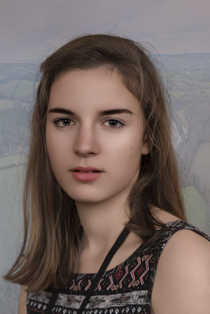 Andréa, jeune femme responsable de magasin. Douce et très gentille. bilirit-photographie