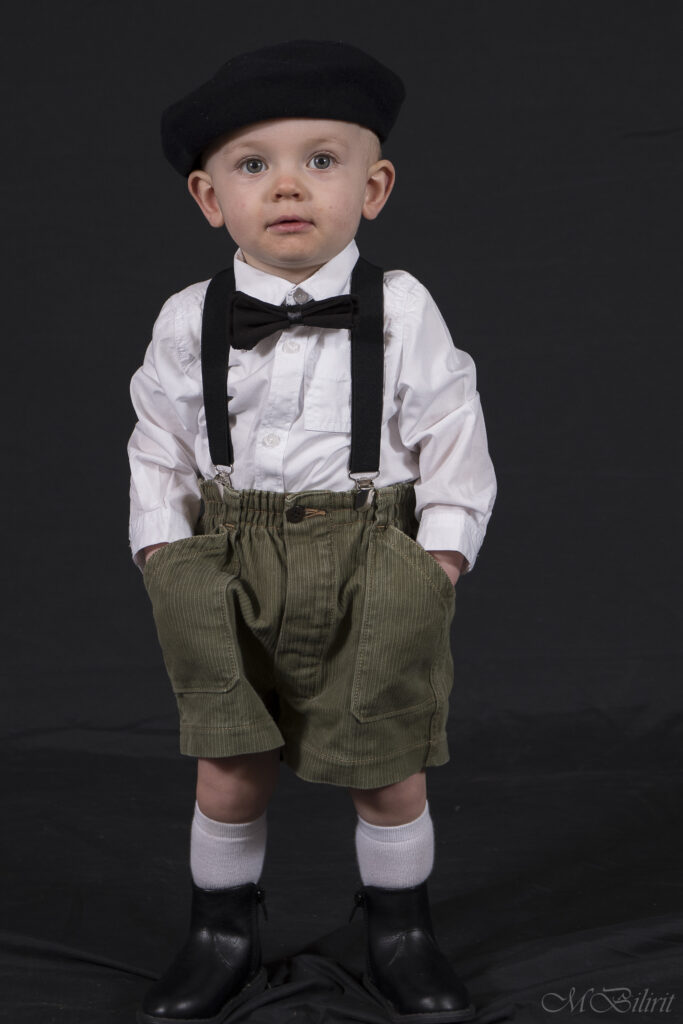 Jeune garçon en tenue du pays