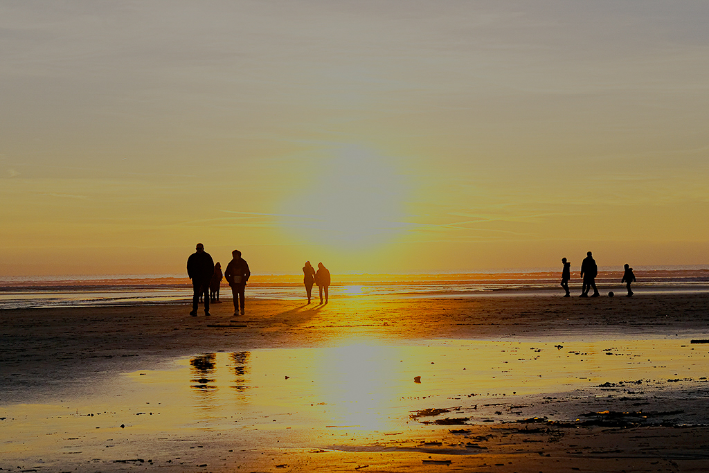 Promenade sur la plage lors du soleil couchant