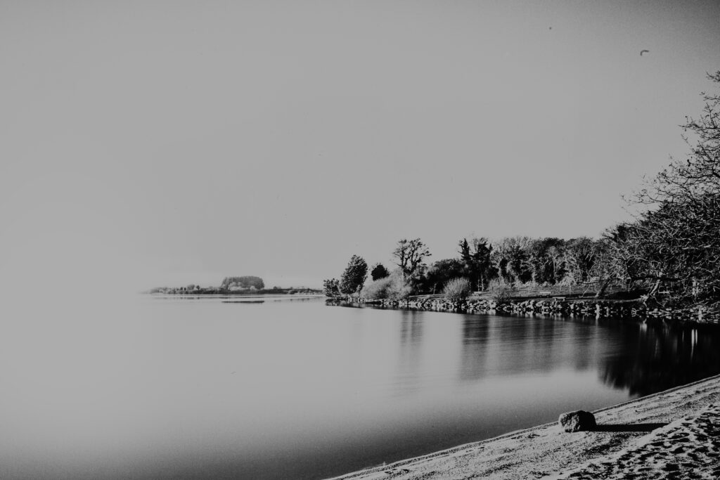 Le bord du lac de Glomel dans les Côtes d'Armor