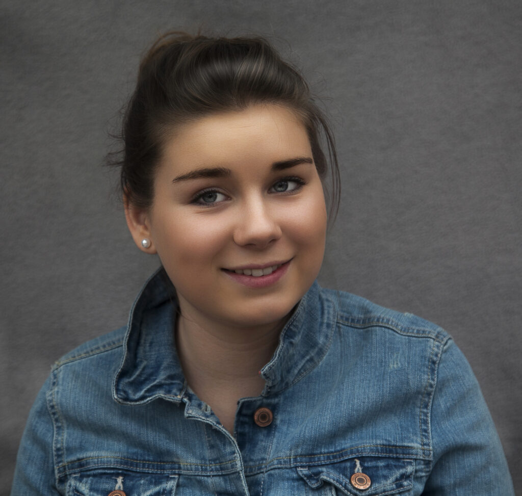 Laura, jeune fille originaire de Kergloff est maintenant médecin dans le sud de la France, bilirit-photographie