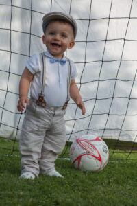 Maëlan, footballeur en herbe, face à son but. bilirit-photographie