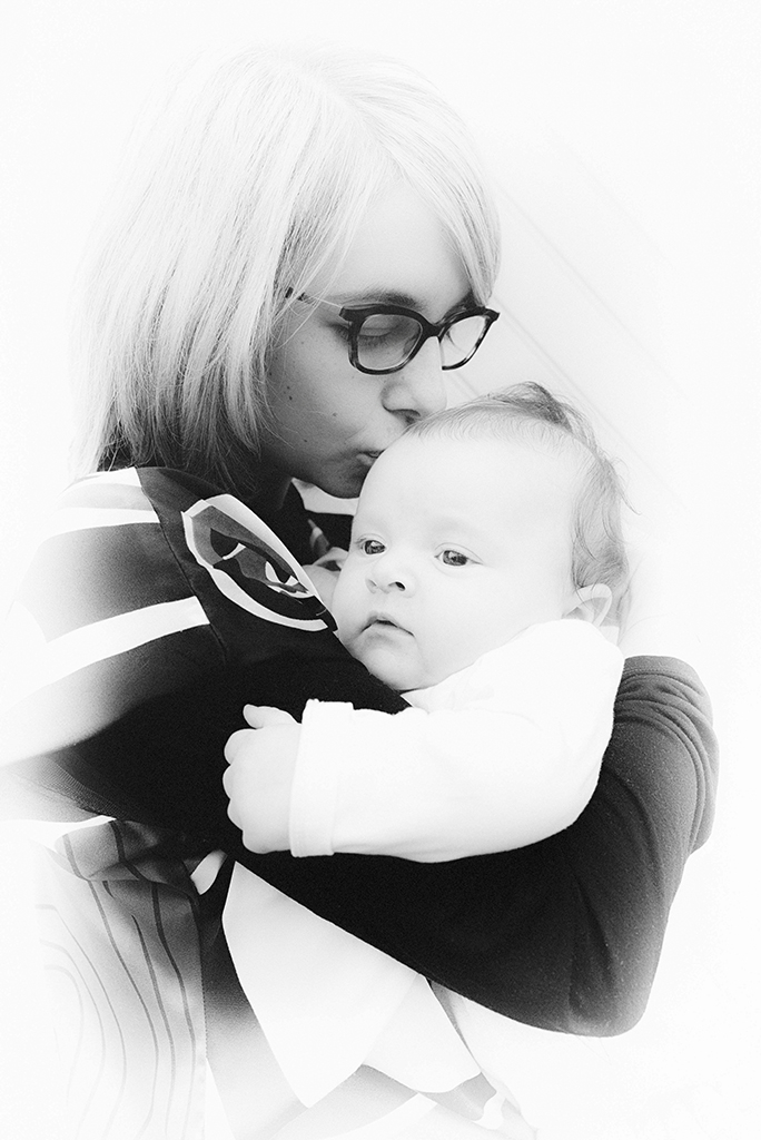 Sabrina, jeune maman tenant dans ses bras la petite Adèle. Joli tableau