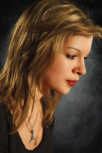 Jeune fille de Don Bosco, douce, belle et zen, en stage au Glenmor à Carhaix. bilitit-photographie