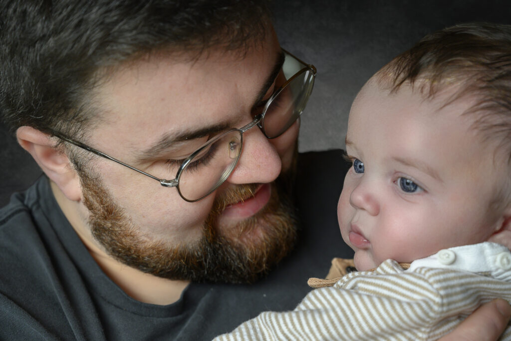 Corentin, jeune papa très fier de son fils Eden, adorable bébé de trois mois.bilirit-photographie